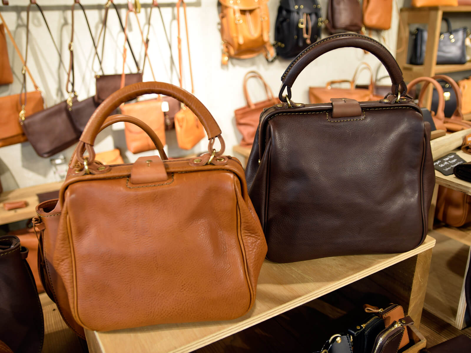 名古屋店スタッフ愛用中の口枠キューブトート｜革鞄・革小物のHERZ公式通販