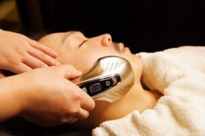 顔の筋トレ！アリーヴォゴースト - ヘッドスパ・シェービング