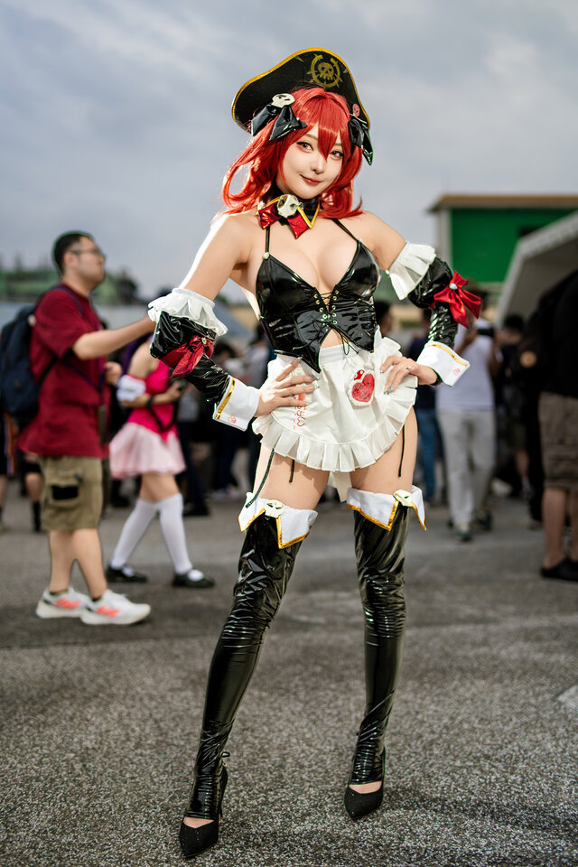 コスプレ】大胆なアレンジの『NIKKE』メイドがスタイル抜群！舌