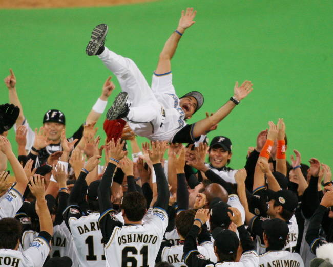 日本シリーズで中日を下して44年ぶりの日本一に…：日本ハムの優勝