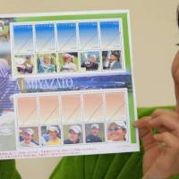 第1回女子W杯ゴルフに優勝し、優勝トロフィー…：女子ゴルフ・宮里藍