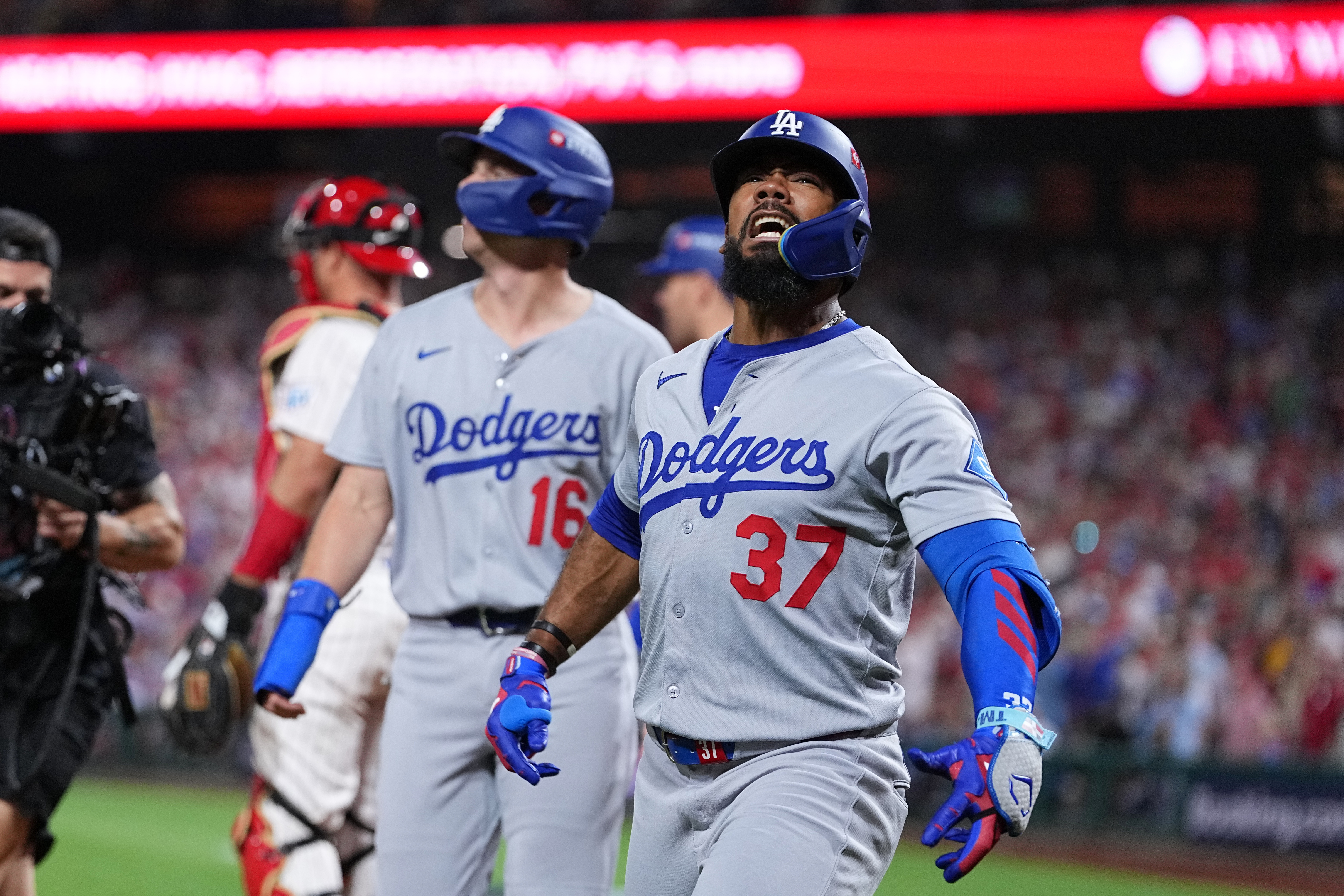 Teoscar Hernandez's homer sparks Dodgers past Phillies in NLDS