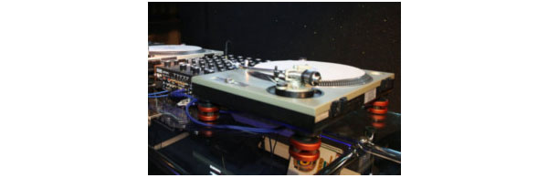 DMSDのターンテーブル用インシュレーター、DECOUPLING FEET FOR