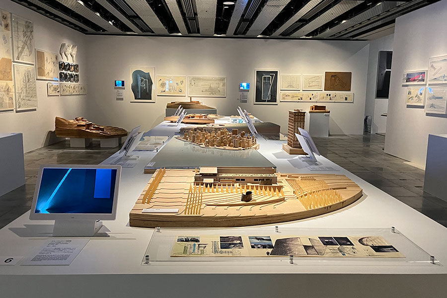 大阪で16年ぶりの「安藤忠雄」展、代表作を映像と水で原寸再現