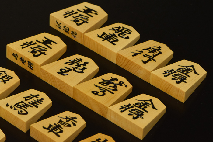 将棋駒 本黄楊（御蔵島黄楊）銘駒 水無瀬 伏龍作 | 前川榧碁盤店