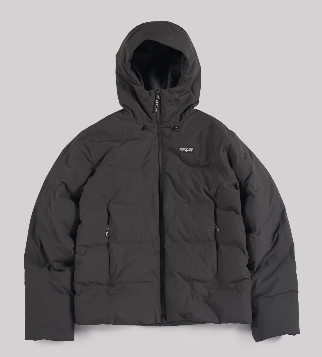 今買うべき「アウトドアブランド」の“最強黒ダウン”15選！ モンベル