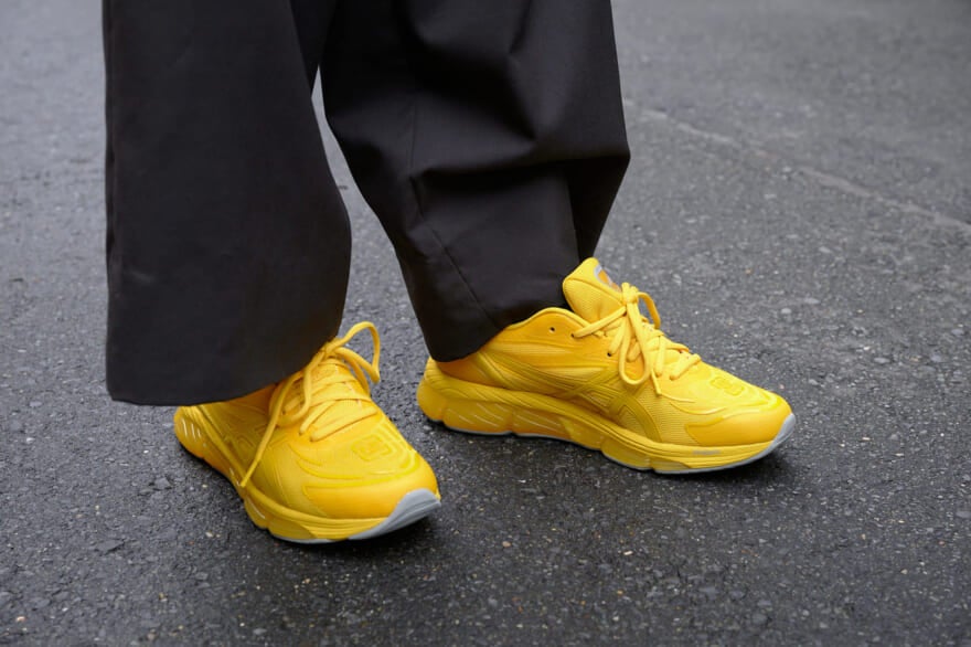 コラボな「アシックス」のスニーカーを愛用中。大人ネイビーの