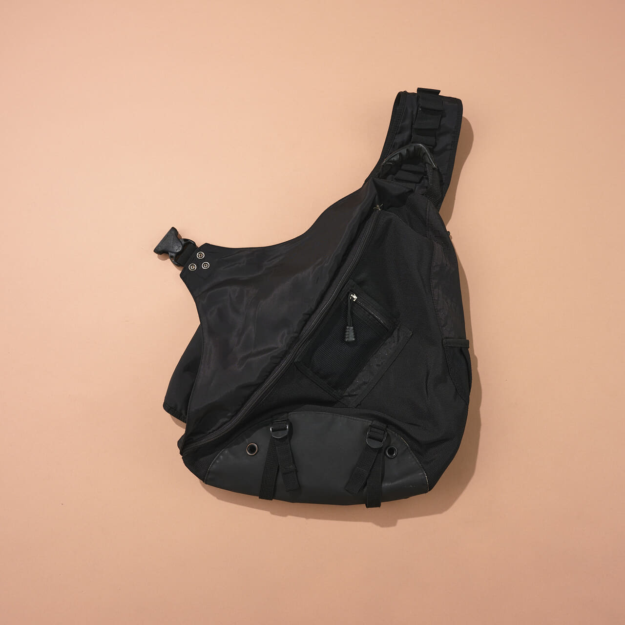 探している人が急増!? 2000年代「オークリー」の黒ショルダーバッグは