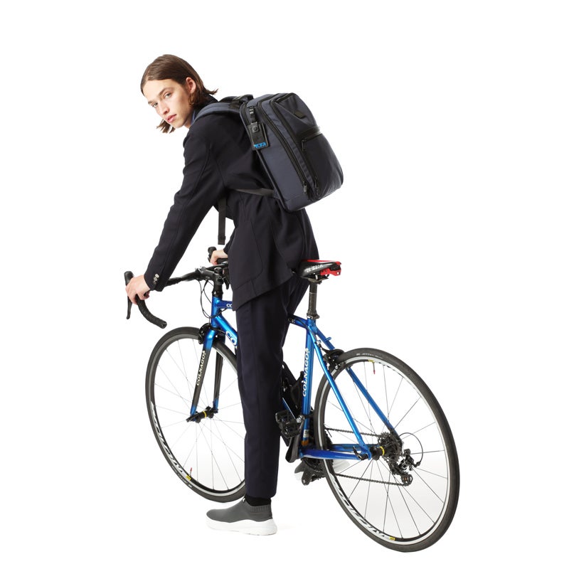 トゥミ×ソフネットのコラボバッグは機能性抜群でネイビーが新鮮！通勤