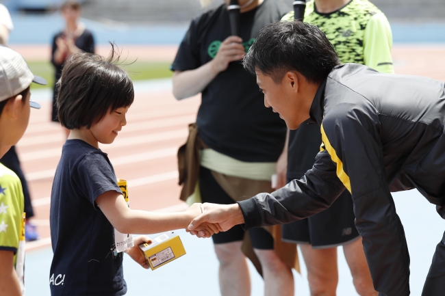 山縣亮太選手ら日本のトップアスリートが小学生を指導「セイコー