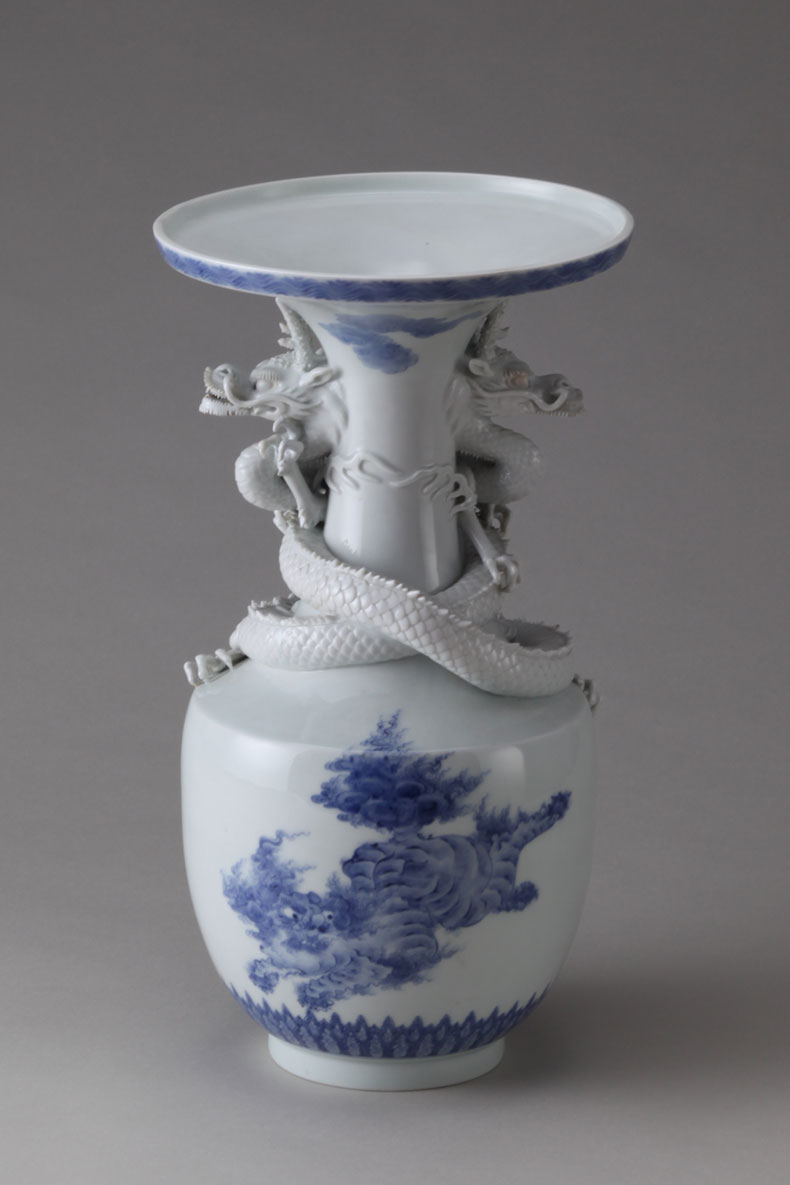 染付龍刻唐獅子牡丹文花瓶 ｜ みかわち焼 三川内焼- 総合サイト