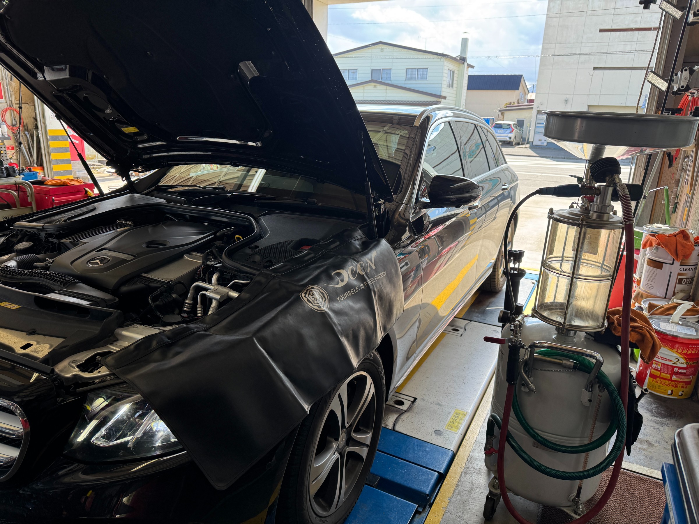 メルセデスE200 W213 エンジンオイル交換作業 みえる君の出番