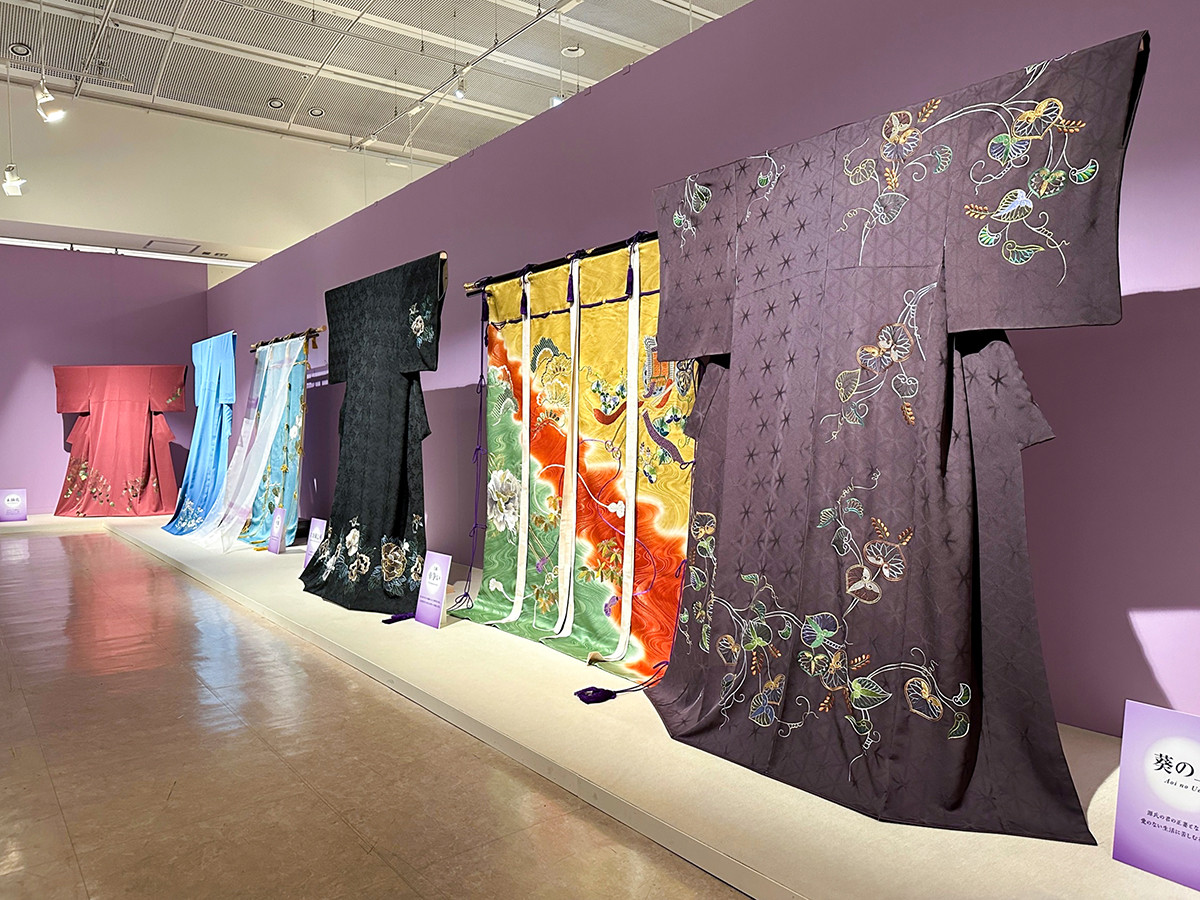 ひと針ひと針、源氏物語に想いをよせて ― 「草乃しずか日本刺繍展」が