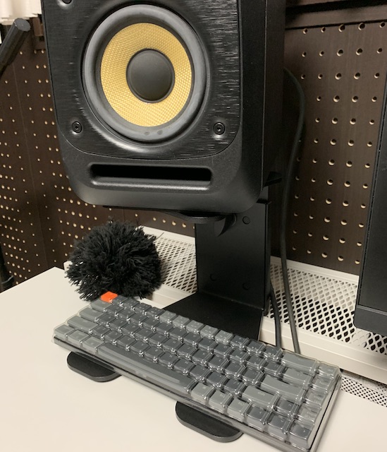 質実剛健なデスクトップ型モニタースピーカースタンド！ K&M