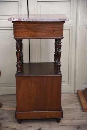 上品な大理石のベッドサイドテーブル