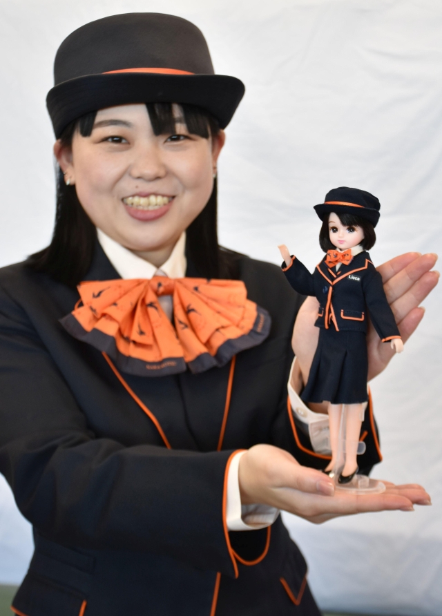 奈良交通80周年で記念「リカちゃん」発売へ バスガイドの制服、リボン
