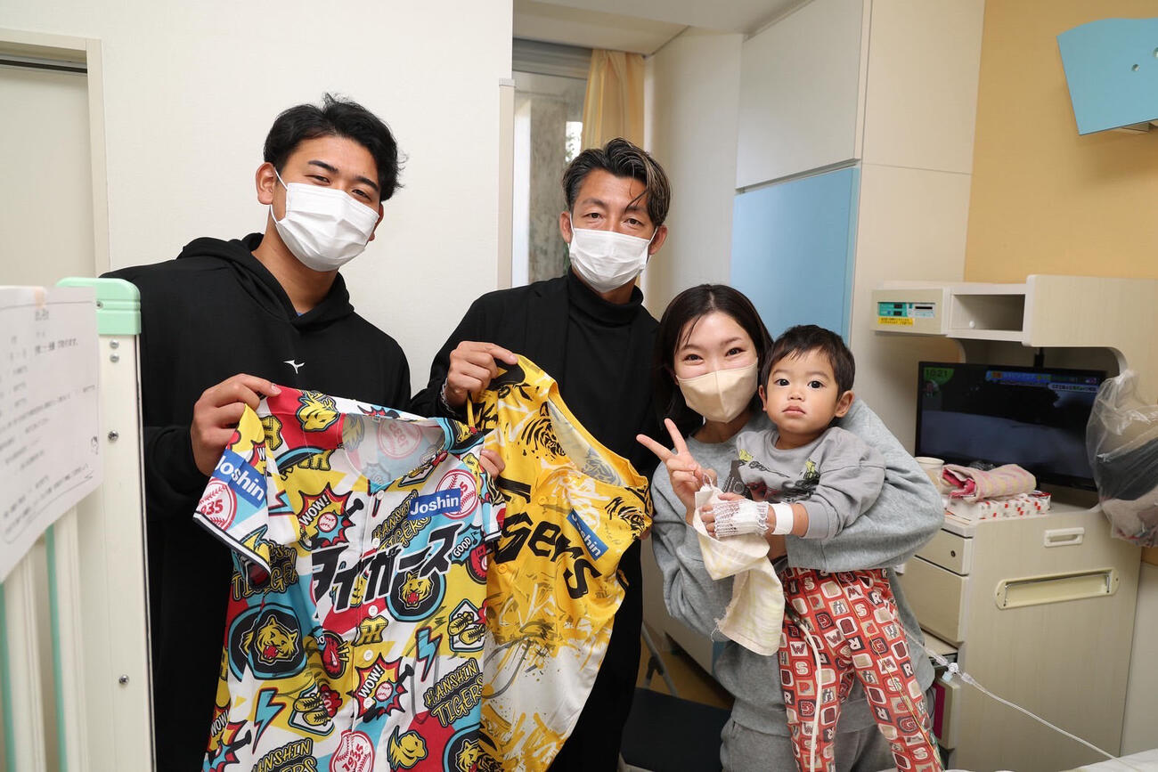 阪神】OB鳥谷敬氏が後輩たちと18年連続で沖縄の病院を訪問 子どもたち