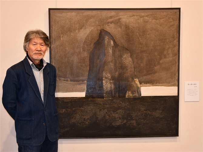 特別展を開いている増田常徳さんと、福江文化会館で展示中の作品「島は
