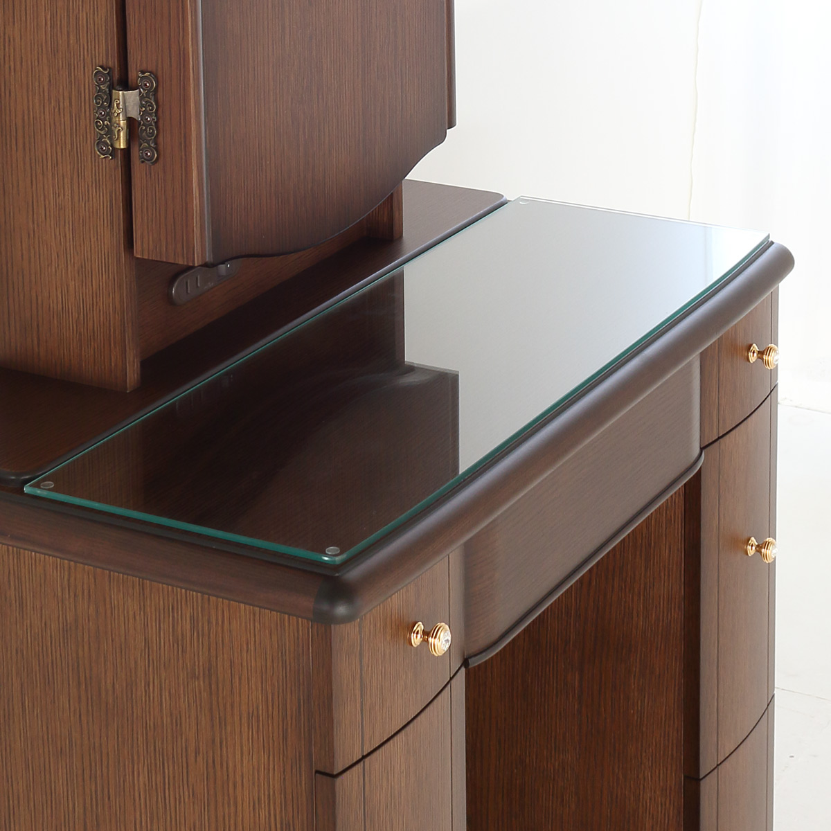 昔ながらの三面鏡です、The 鏡台。3つの鏡が同じサイズの本三面