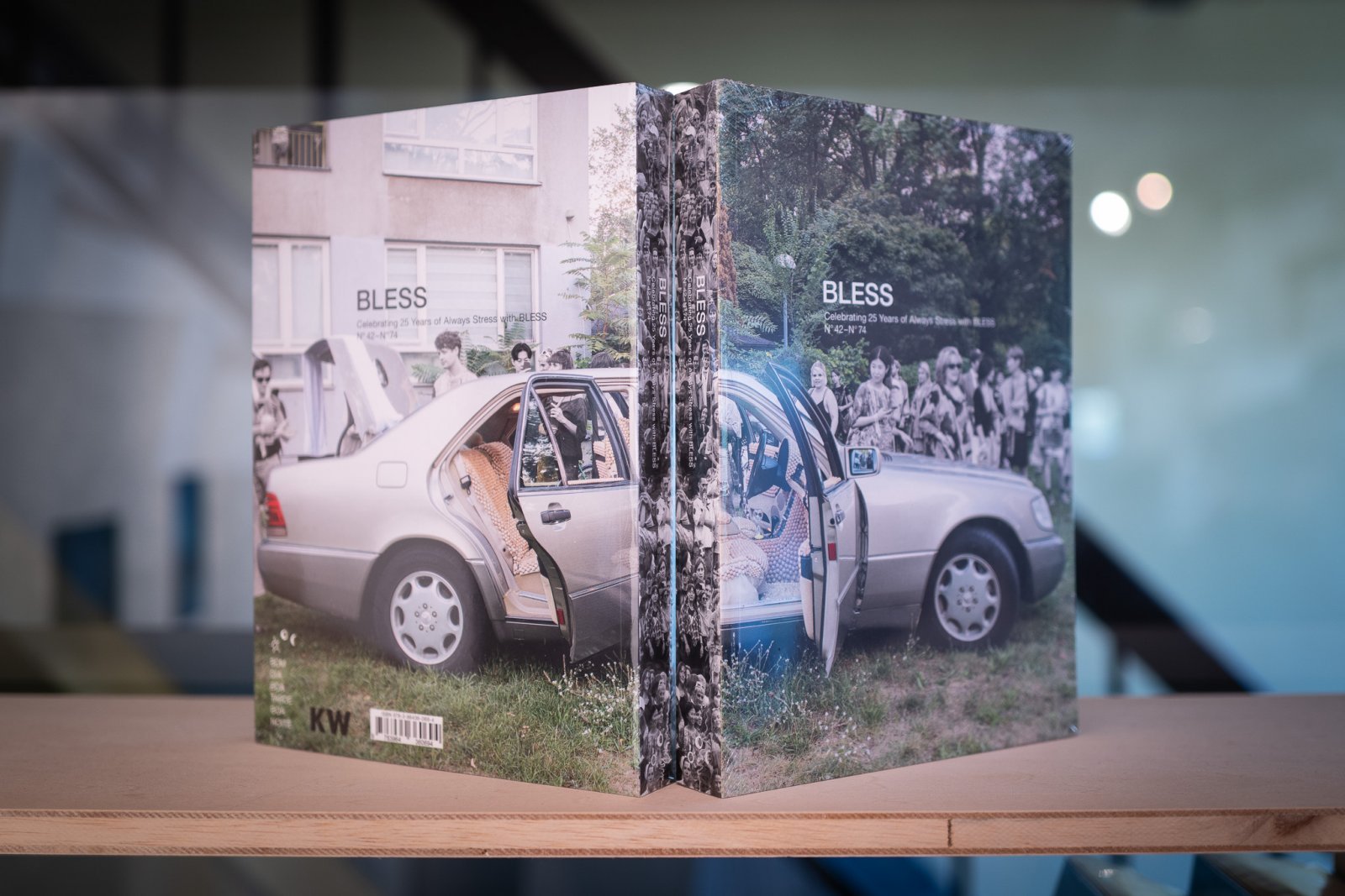 デザインユニットのブレスが25周年を記念したアートブックを発売。都内