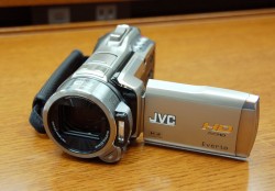 ビクター、高画質＆高性能のハイクラス“Everio”「GZ-HM400」を発売