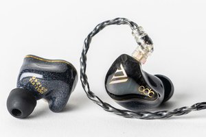 qdcのユニバーサルIEM “Anoleシリーズ” が新ケーブル／イヤーピースで