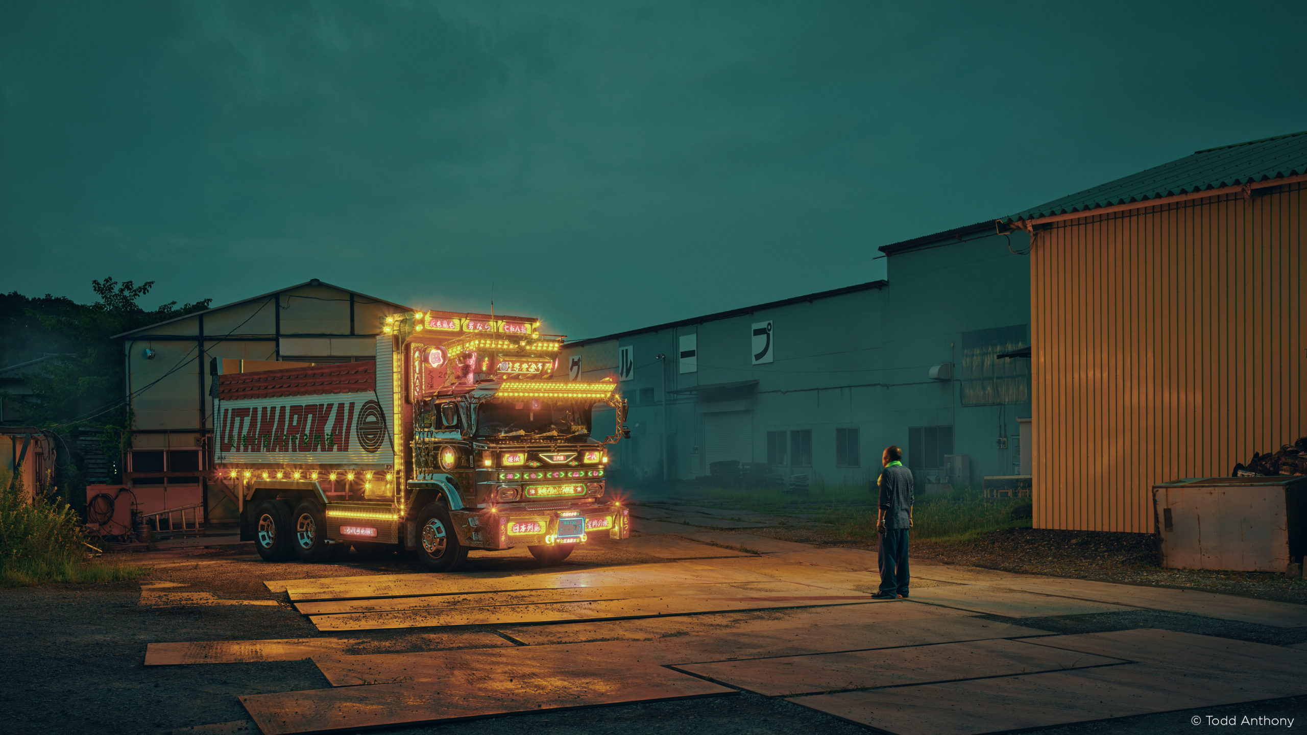 Todd Antony documents “Dekotora” (デコトラ) | Phase One Corporate