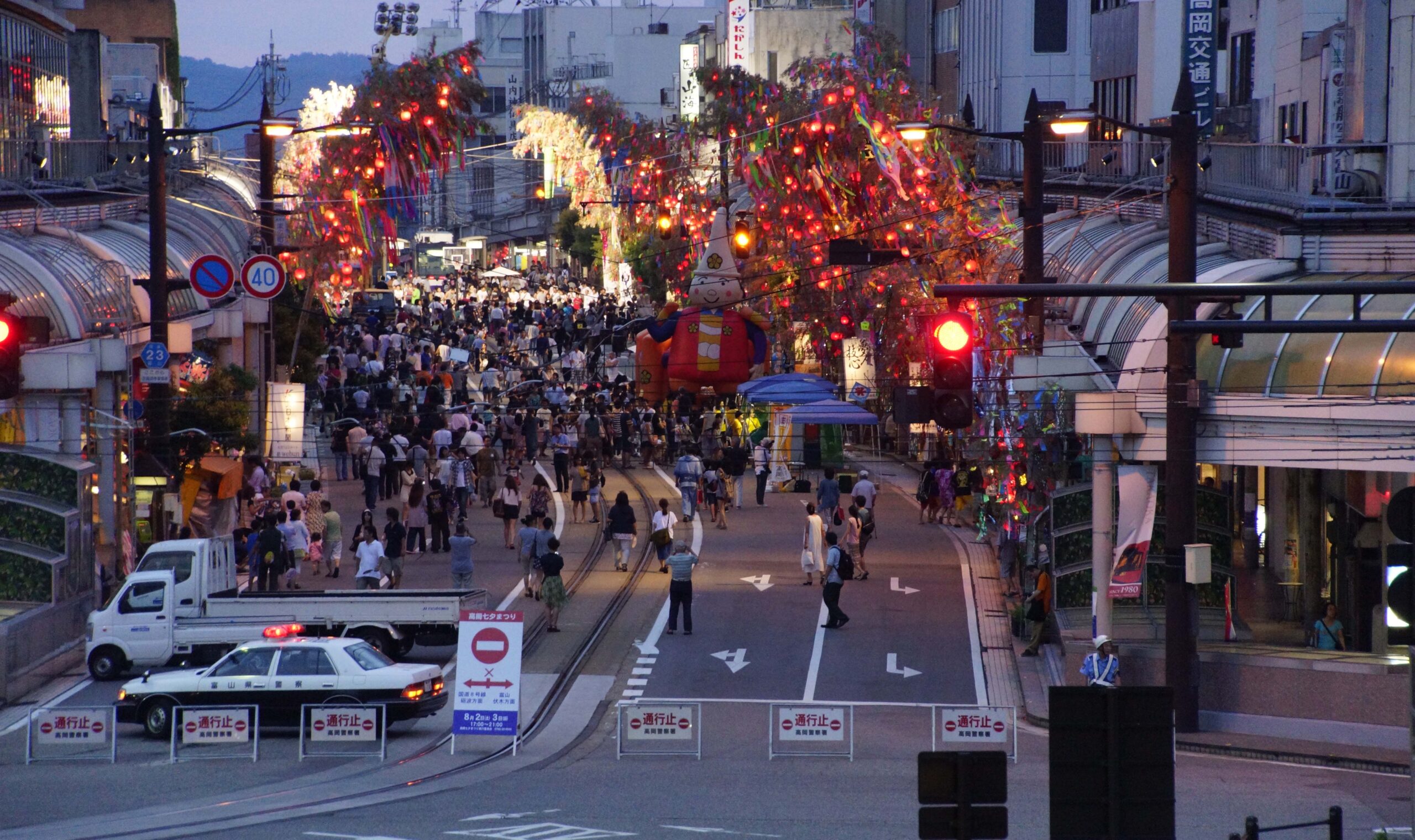 ことしも見れる高岡七夕の中を走る万葉線路面電車 | 鉄道旅のガイド