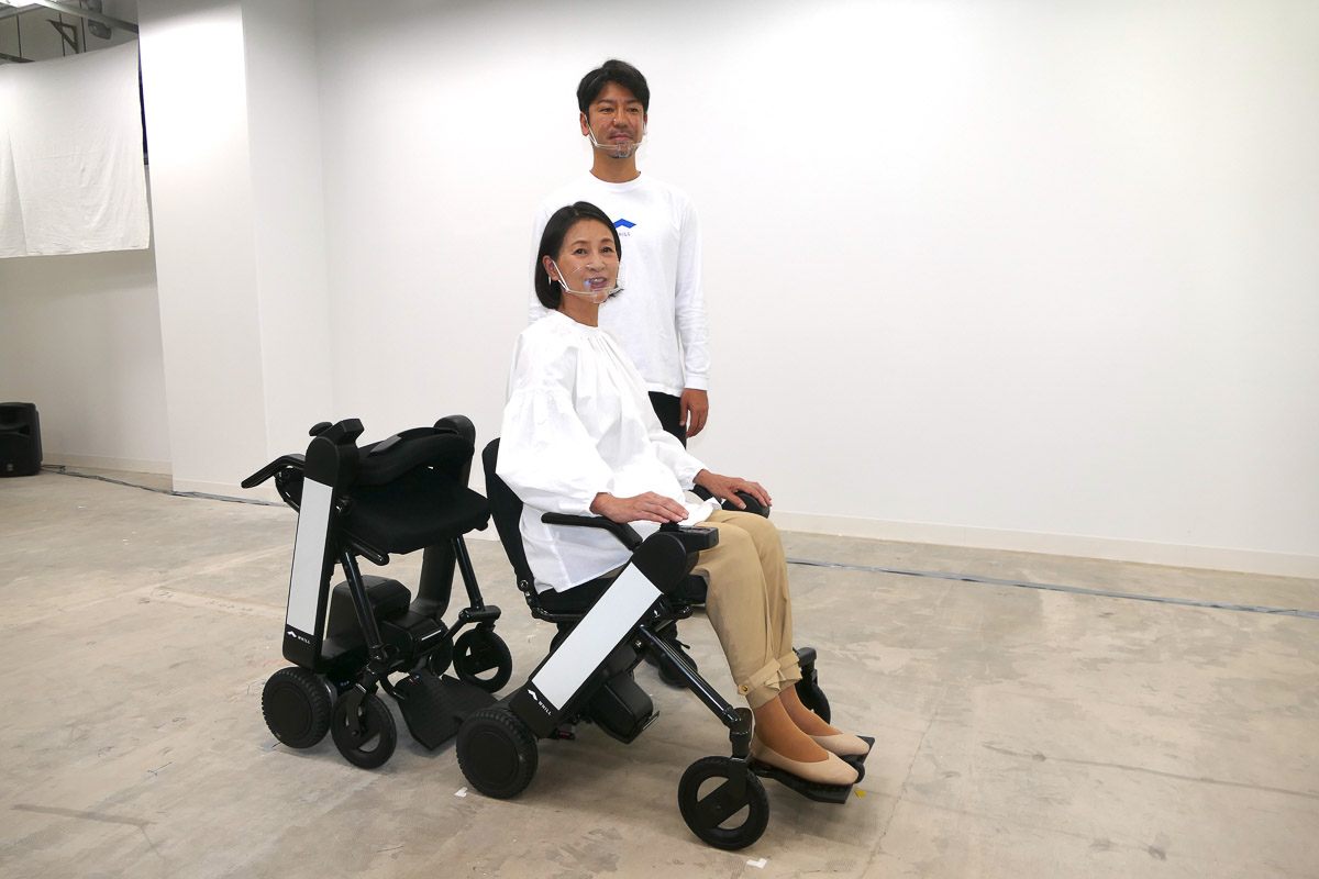 折り畳めるモビリティ「WHILL Model F」 価格・重量が半分に - Impress