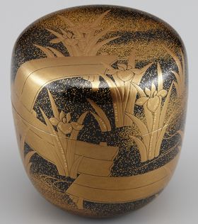 棗（なつめ）八橋蒔絵は、漆黒と金の対比が美しい豪華な蒔絵の棗