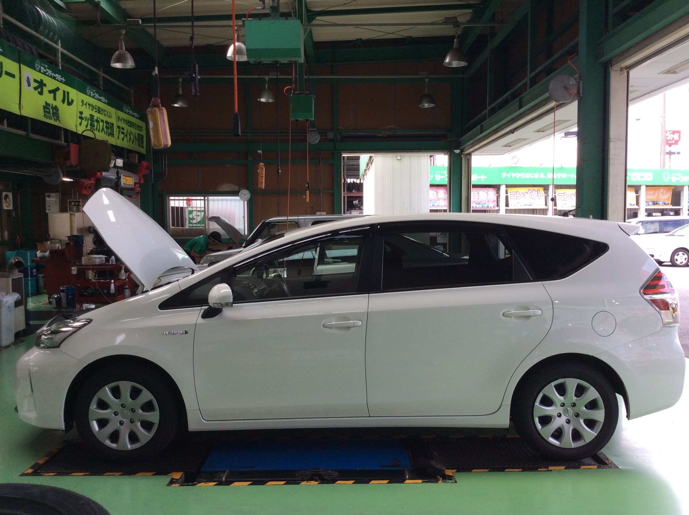 プリウスαにTRDスポルティーボサスペンションキット装着！ | 店舗お