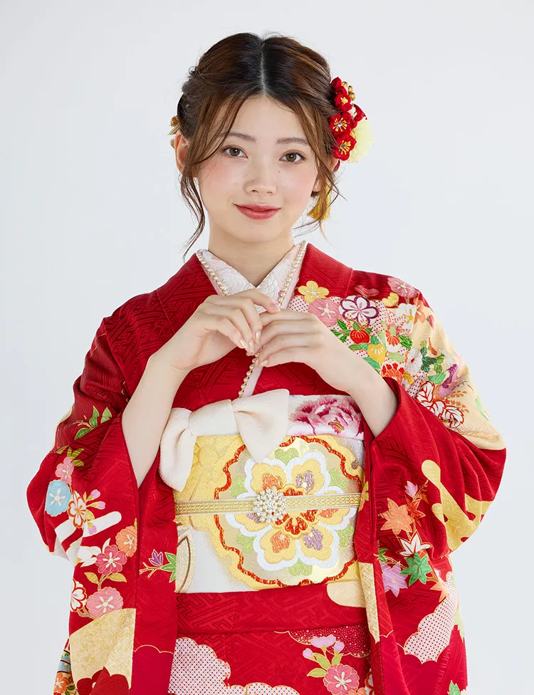 赤色の振袖｜成⼈式の振袖レンタルならTAKAZEN、世界⼀かわいいハタチ