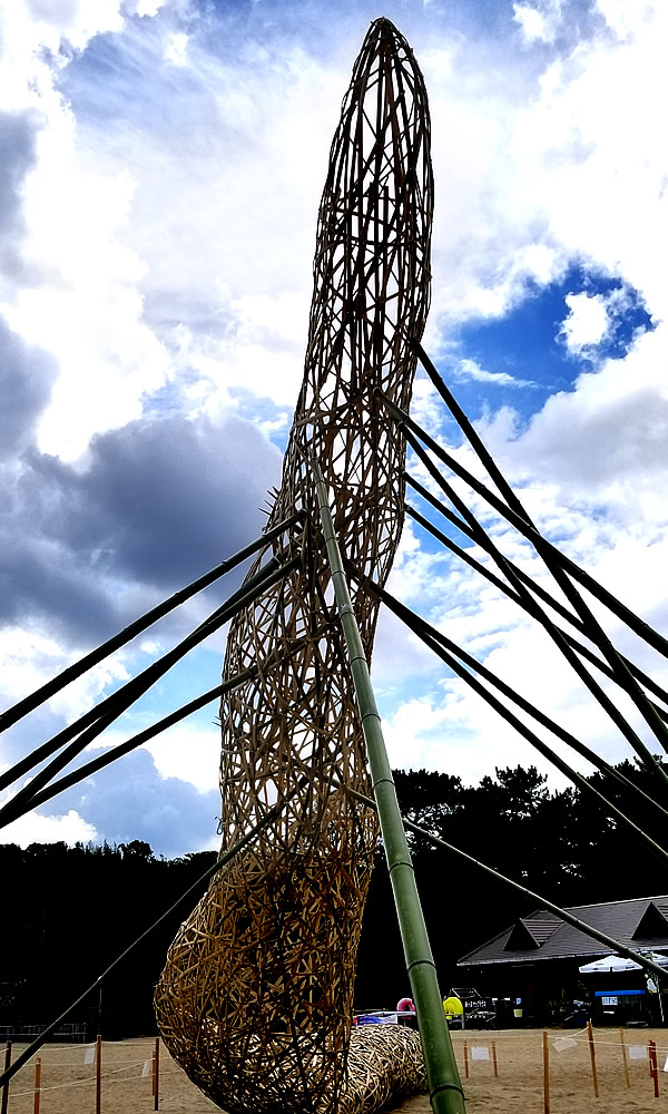 川島茂雄作、竹アートオブジェ「空竹海風(そらたけうみかぜ)」 - 竹虎