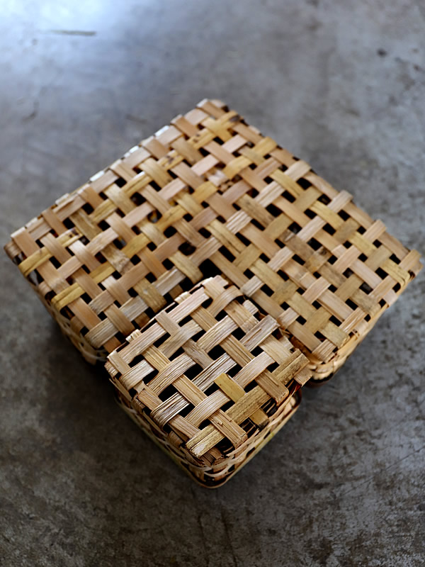 竹編み素地に和紙と柿渋、漆で仕上げる一閑張り - 竹虎四代目がゆく！