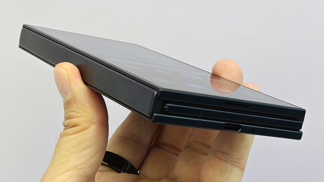 サムスンの3つ折りスマホ「Galaxy Z TriFold」実機を触ってきた