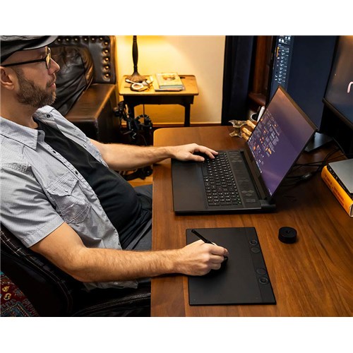 Wacom PTK670K0C Intuos Pro Medium Dual Bluetooth and Wacom Pro Pen