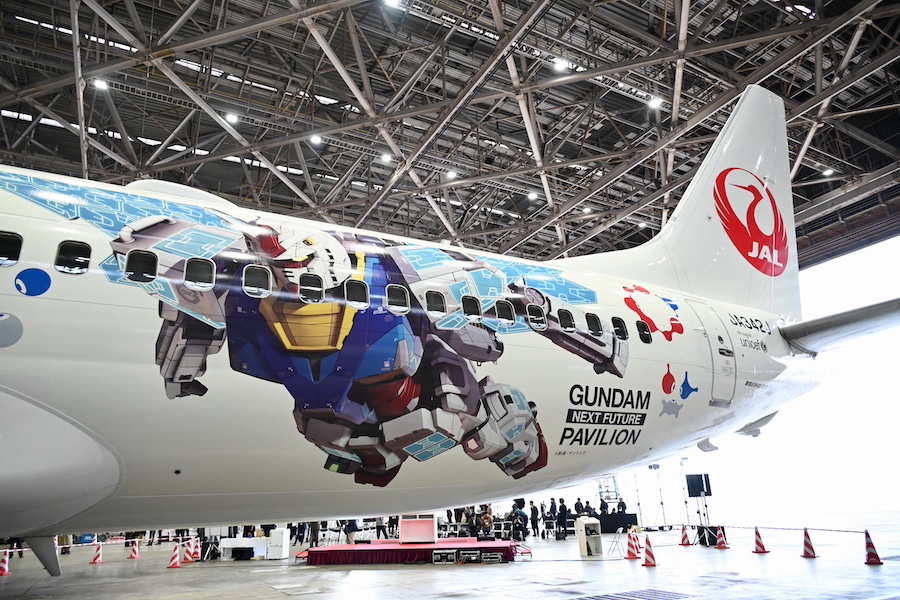 JAL、737特別塗装機「JALガンダムJET」公開 11月頃まで国内線で運航