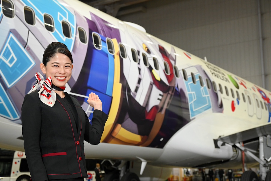 JAL、737特別塗装機「JALガンダムJET」公開 11月頃まで国内線で運航