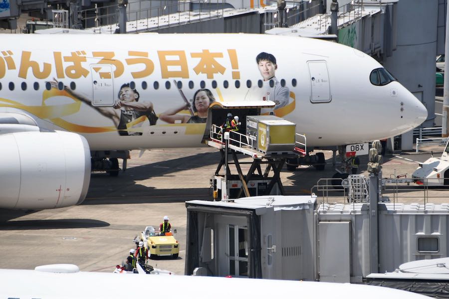 金の鶴丸」が日本の空へ JALのA350五輪特別機、羽田〜札幌線で運航開始