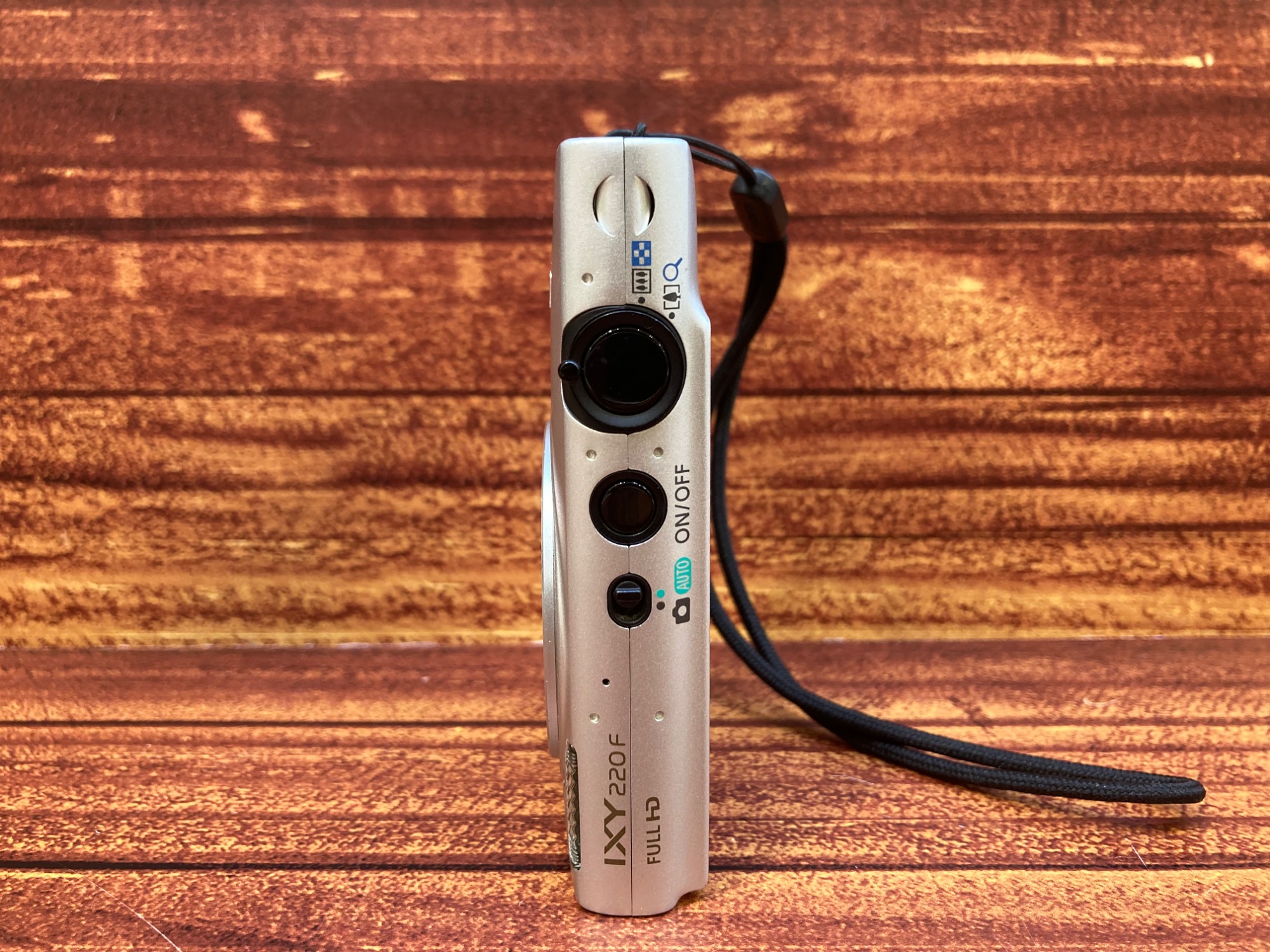 Canonより【コンパクトデジタルカメラ IXY220F(SL)】のご紹介です