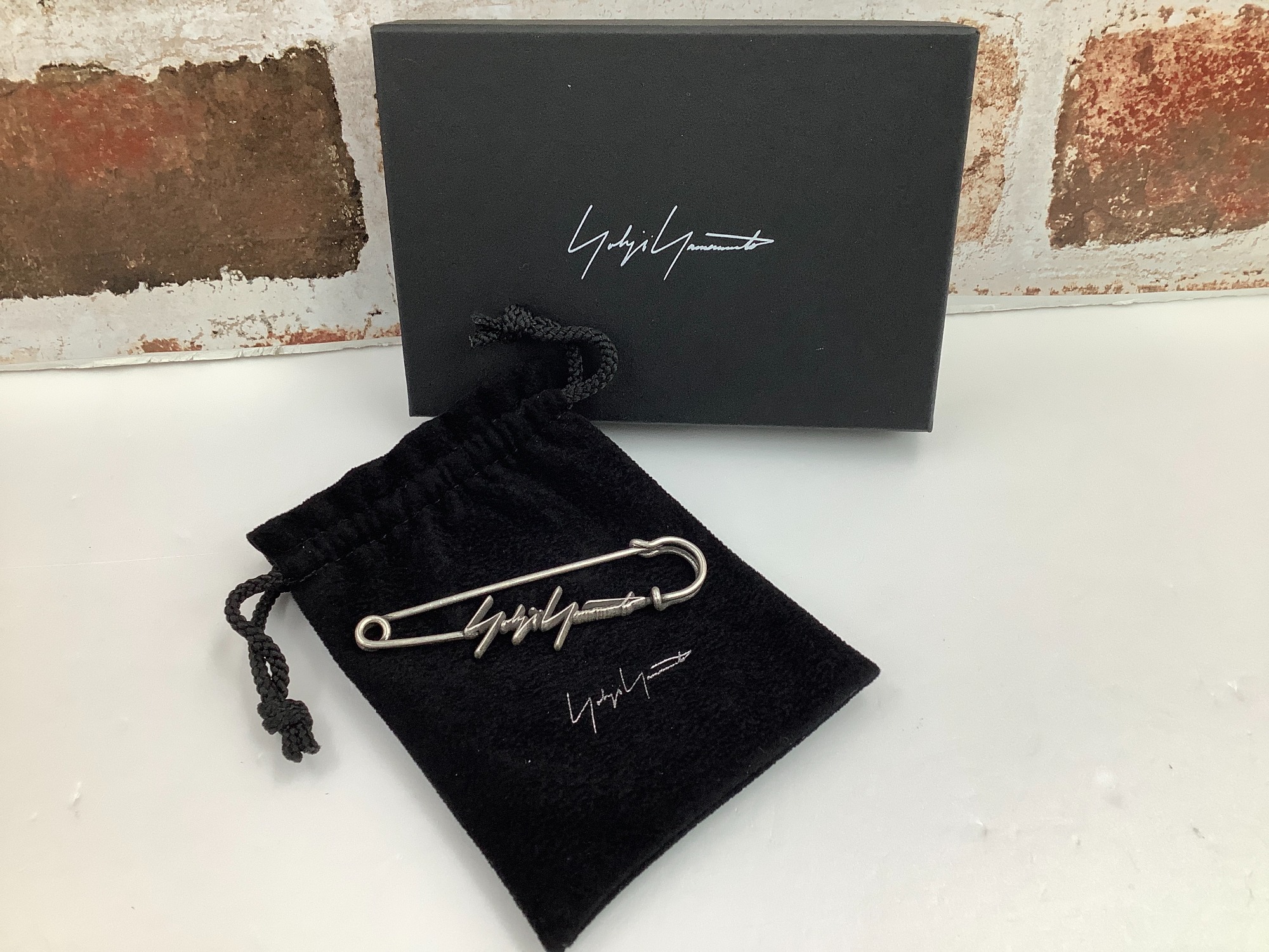 YOHJI YAMAMOTO ( ヨウジヤマモト ) ロゴブローチのご紹介です！｜2025