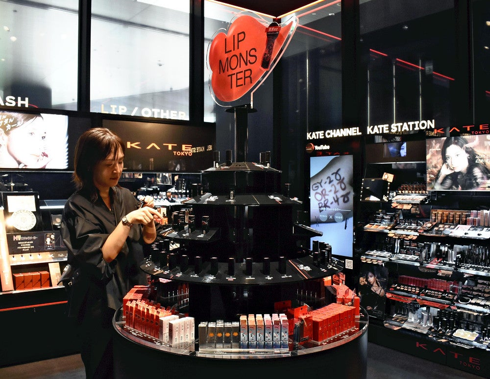 韓国発「プチプラ」コスメ、Kポップアイドル活用した広告戦略で存在感