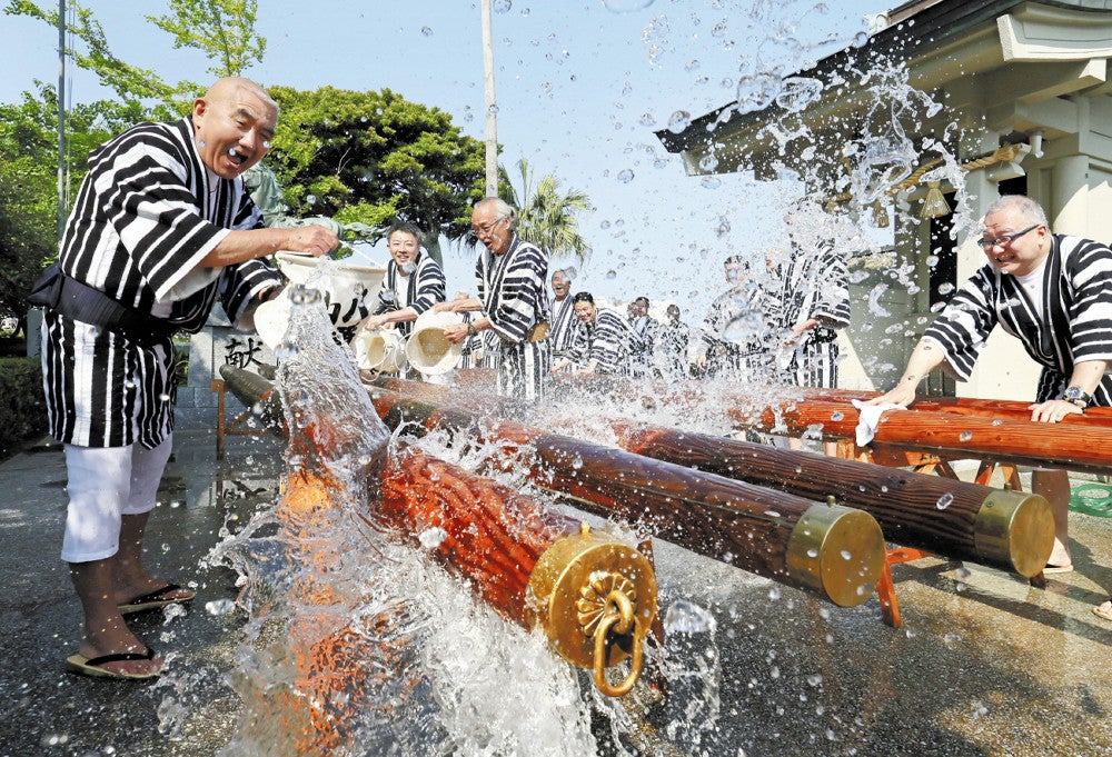 博多祇園山笠の準備が本格化、舁き棒を洗い清める神事「棒洗い」…祭り