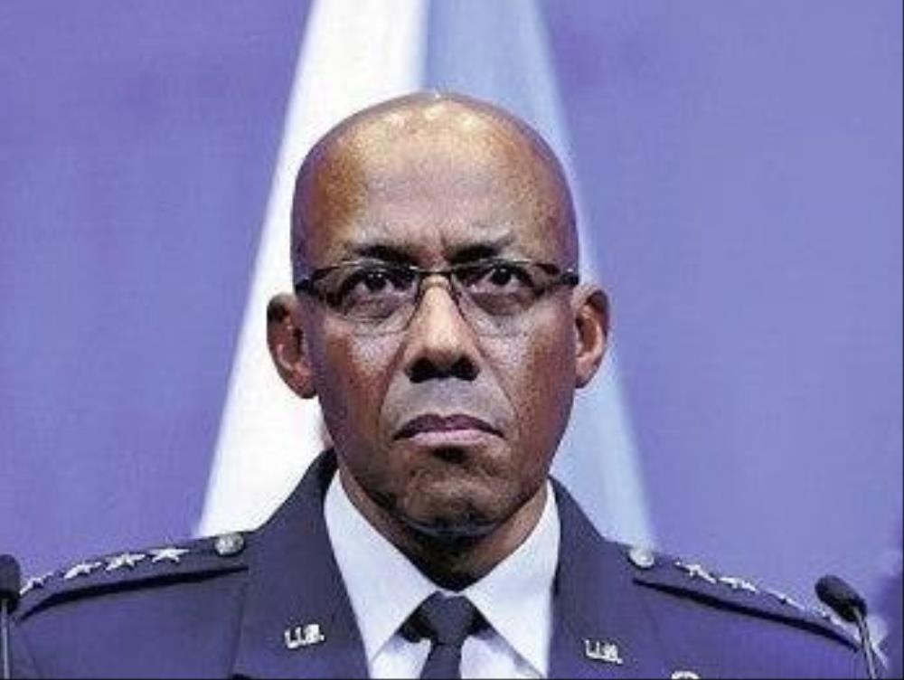 トランプ大統領、統合参謀本部議長に加え海軍作戦部長の女性も更迭