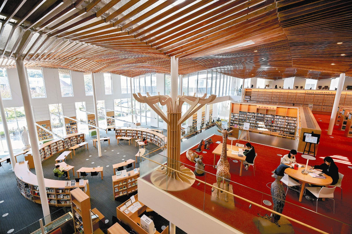 福岡女子大学図書館…木の温かみが息づく書の森、彫刻眺めてリラックス