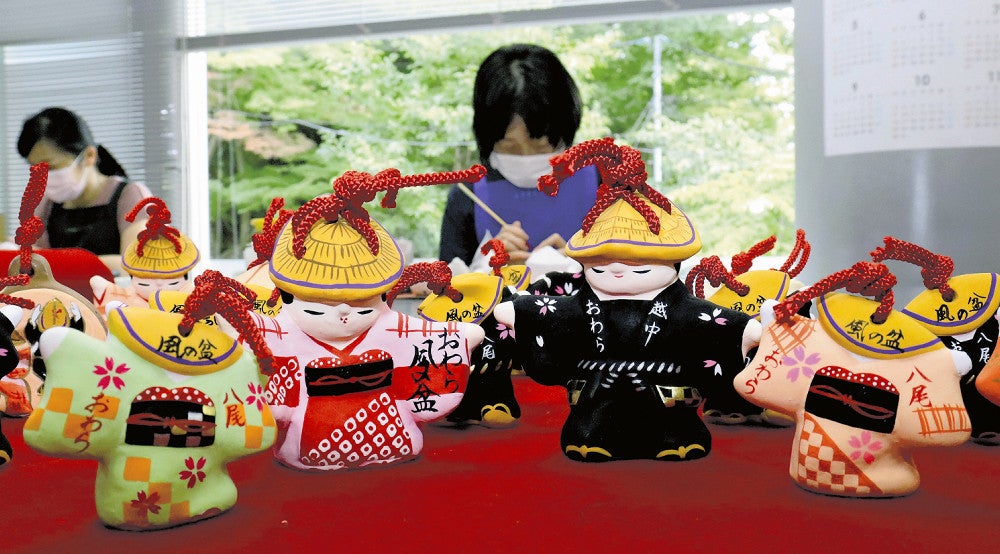 土人形も踊る「風の盆」…3年ぶり開催控え、制作大詰め : 読売新聞