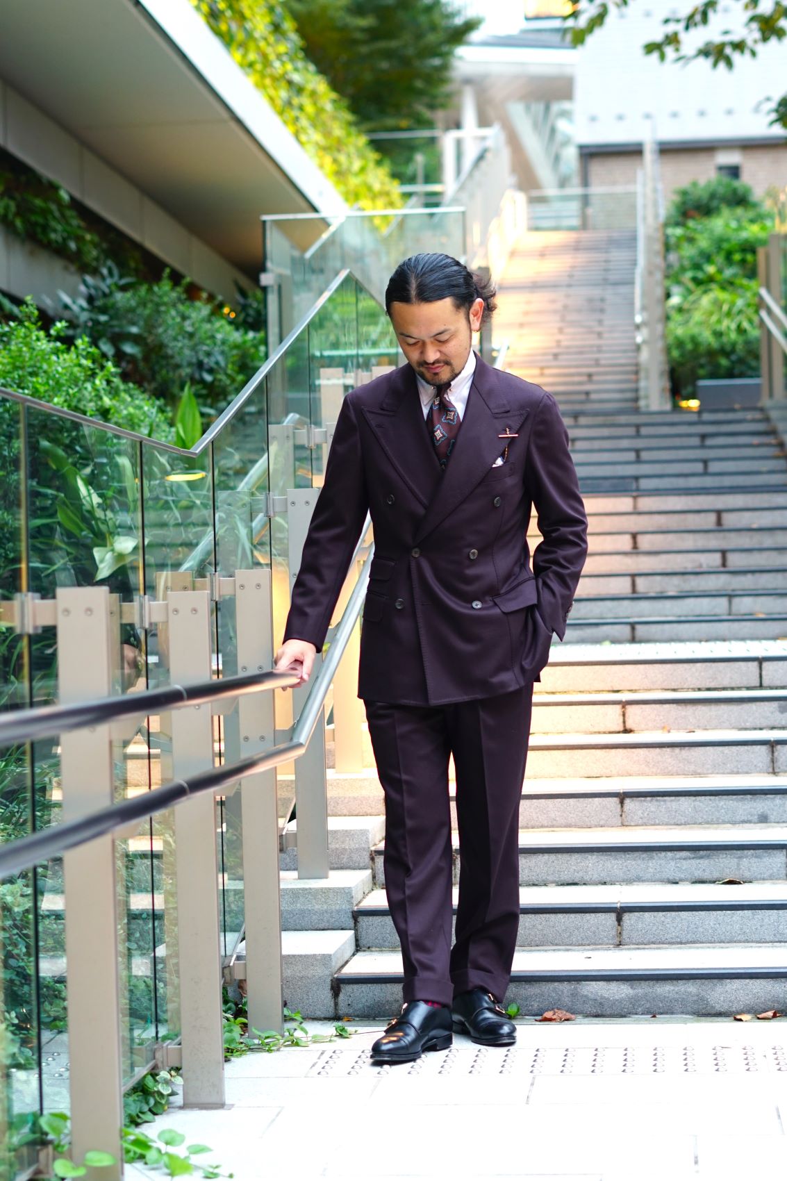 初めての試み。バーガンディーのダブルスーツをクラシックに