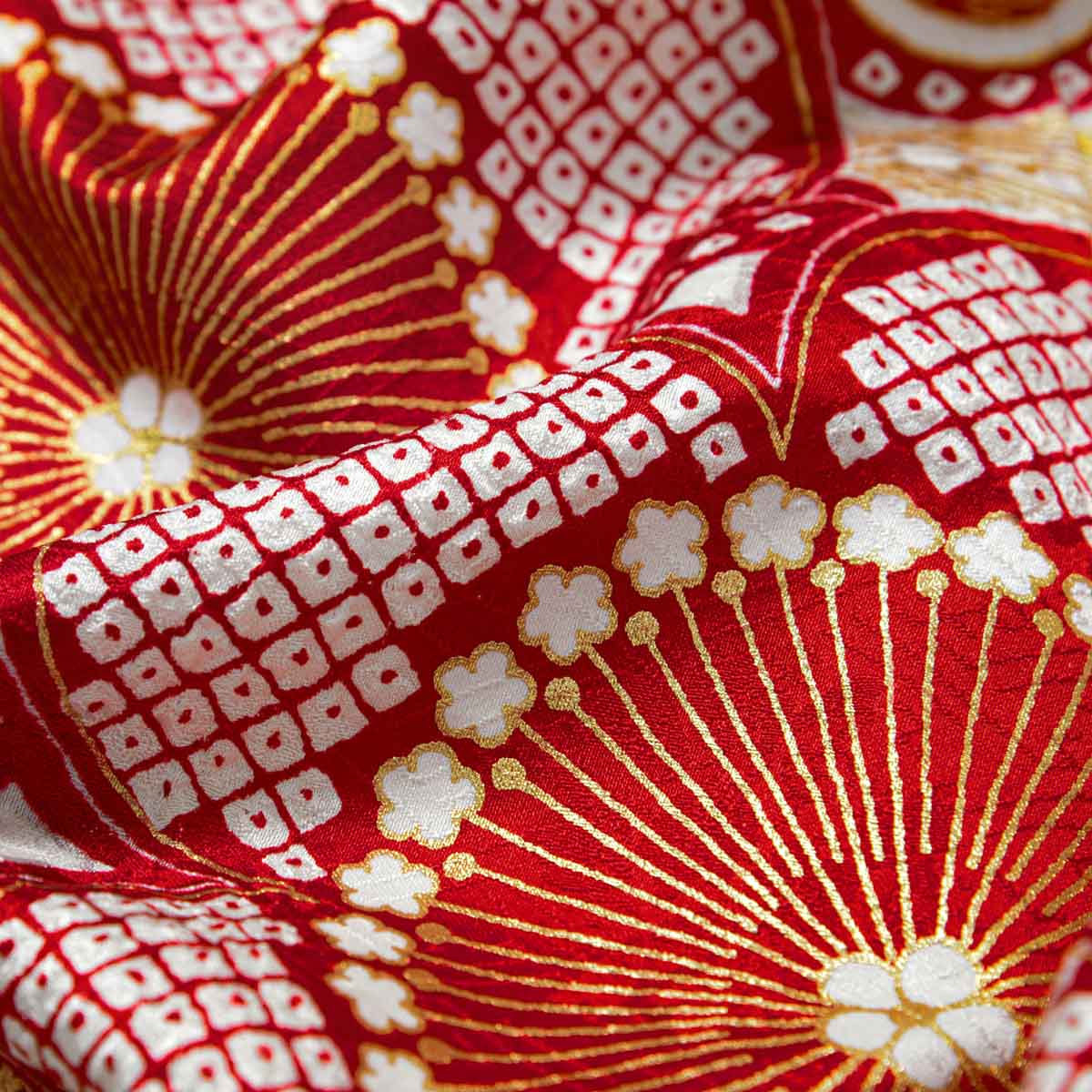 振袖： R2107最高峰絞り染元「滝泰」白 疋田鹿の子絞り 紅梅に松竹