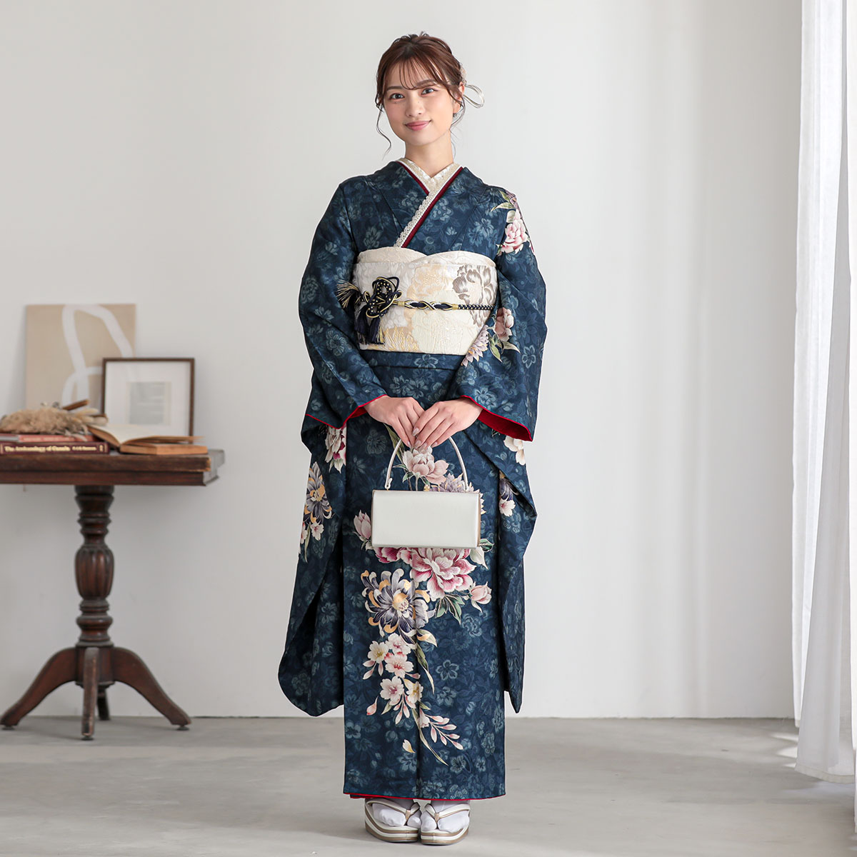 振袖： R2053ブルー 菊牡丹