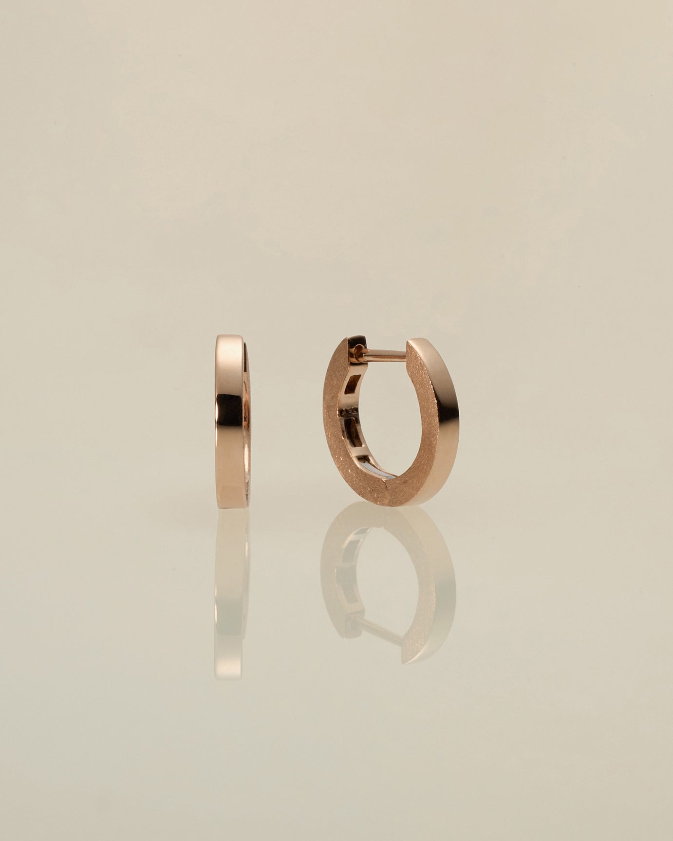 K18 フラット フープピアス スモール | XOZ 18金ピアス – XOZ